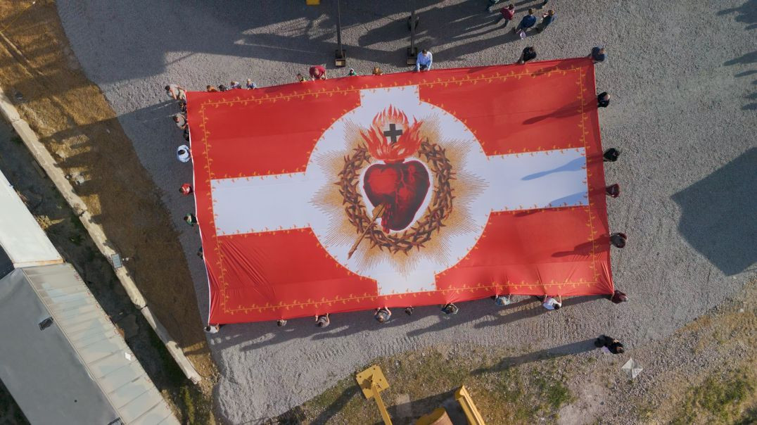⁣THE LARGEST SACRED HEART FLAG IN THE WORLD!